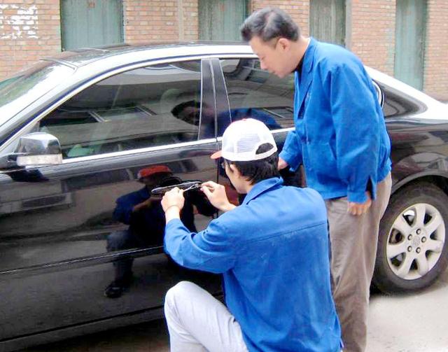 芷江西路汽车钥匙丢在车里面怎么办？